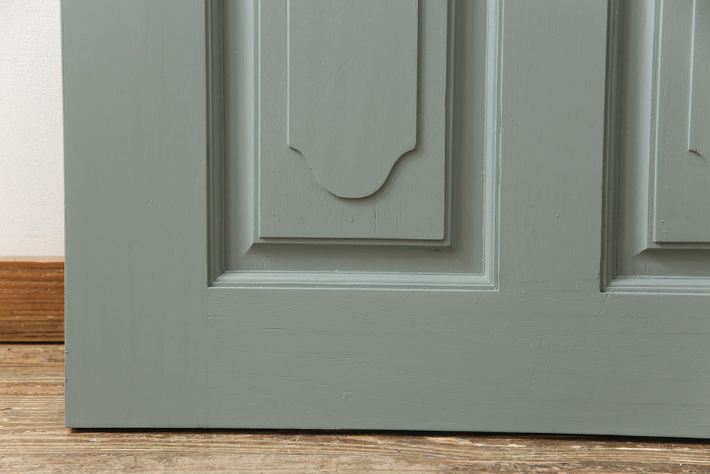 【セミオーダー家具実例】ドアをペイントしてリメイクしました。くすんだ青緑色に塗装して、部屋のアクセントになるおしゃれなカラーに生まれ変わりました。(扉、建具)