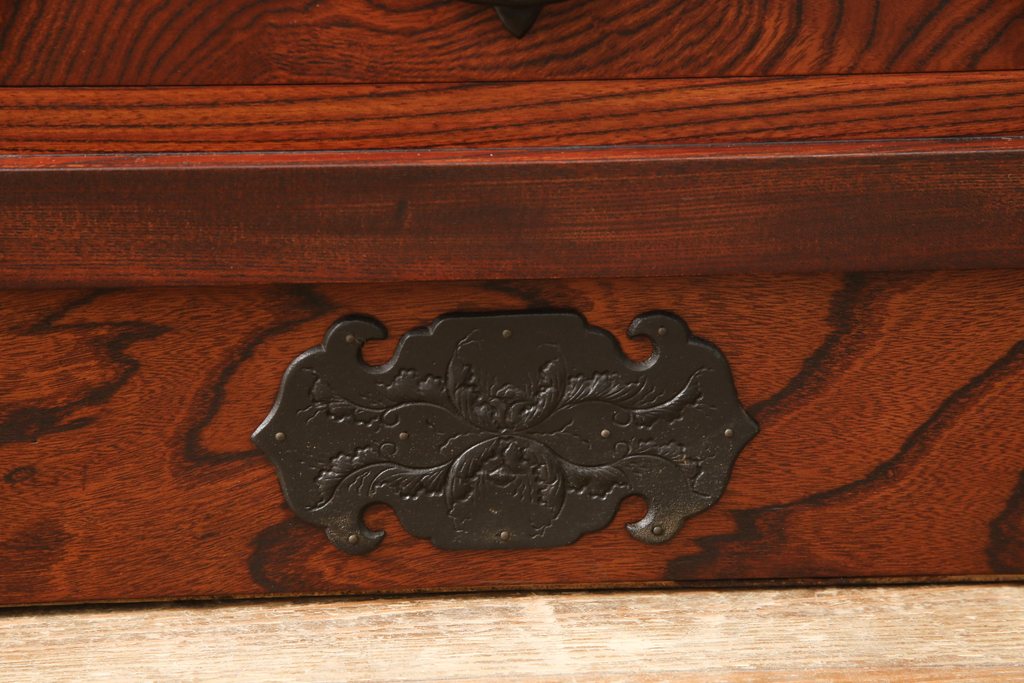 中古　美品　伝統民芸家具　迫力のある杢目が魅力的な岩谷堂箪笥サイドボード(引き出し、収納棚、キャビネット)(R-053839)