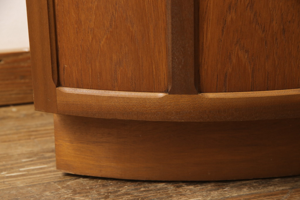 イギリスヴィンテージ　北欧スタイル　nathan(ネイサン)社　チーク材　ユニークな形が目を惹くコーナーキャビネット(飾り棚、収納棚、ビンテージ)(R-050166)