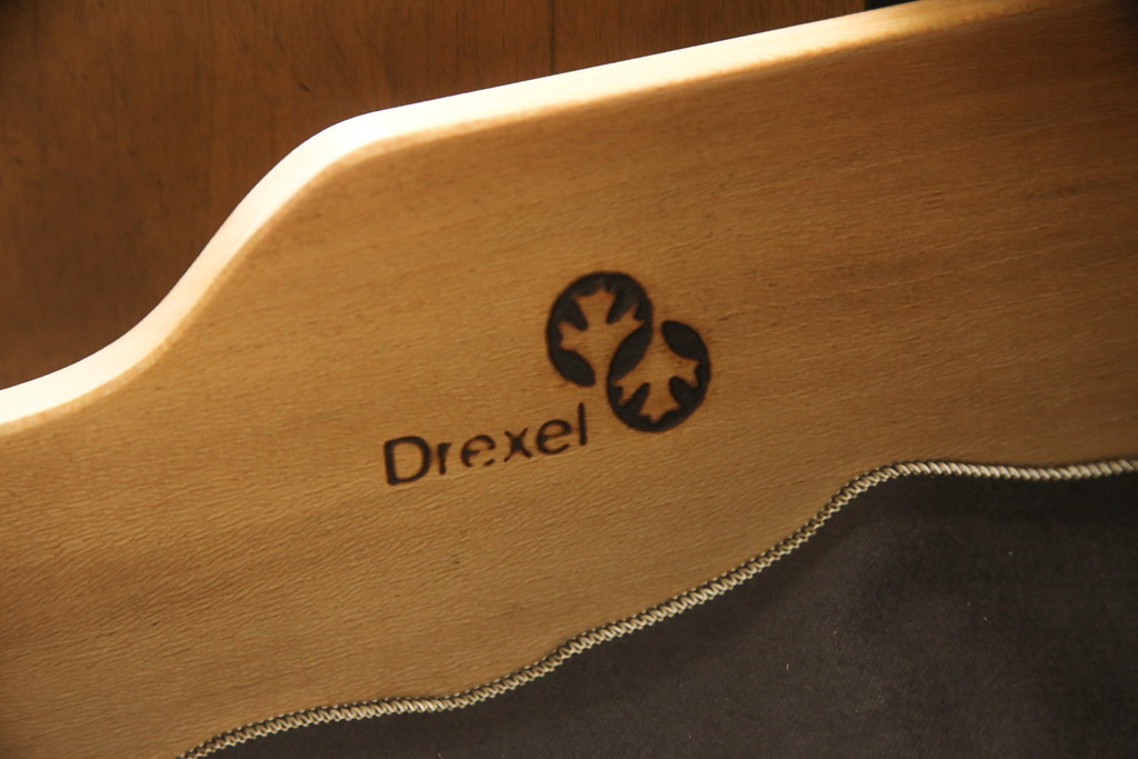 中古　美品　DREXEL HERITAGE(ドレクセルヘリテイジ)　FRANCESCA(フランチェスカ)シリーズ　拡張式の天板が付いたサイドボード(サーバー、カウンター、収納棚、キャビネット)(R-052873)