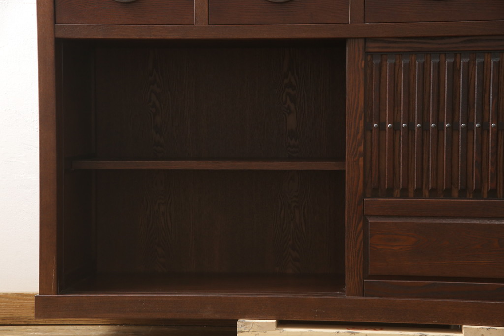 中古　美品　整然と並ぶ縦桟が和モダンな雰囲気を醸し出す水屋箪笥(収納棚、戸棚、食器棚、茶箪笥、茶棚、キャビネット)(R-066546)