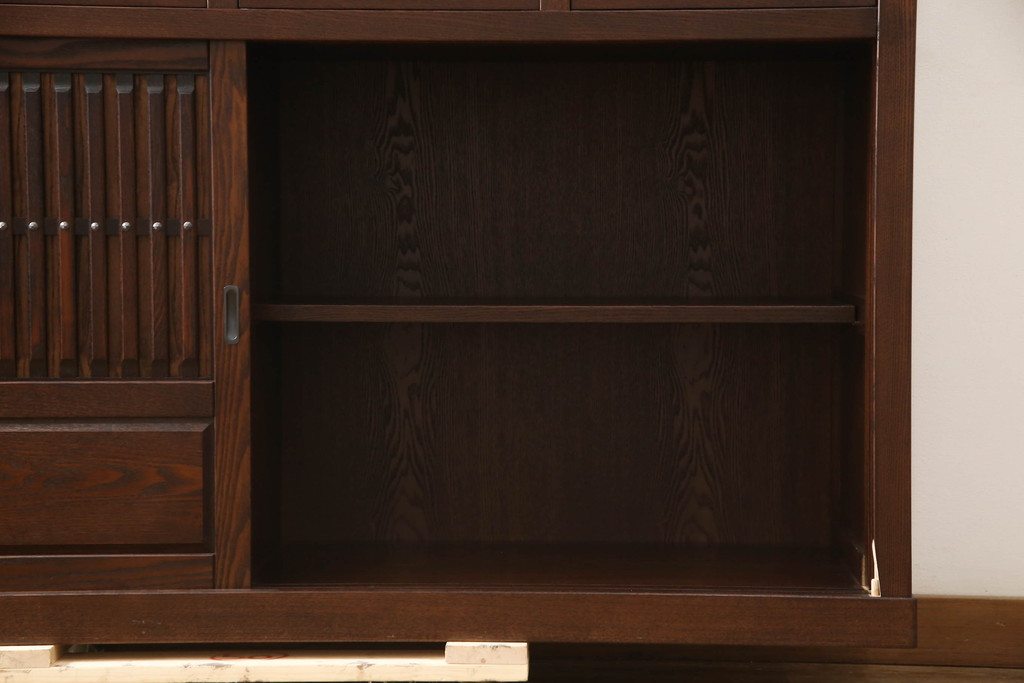 中古　美品　整然と並ぶ縦桟が和モダンな雰囲気を醸し出す水屋箪笥(収納棚、戸棚、食器棚、茶箪笥、茶棚、キャビネット)(R-066546)