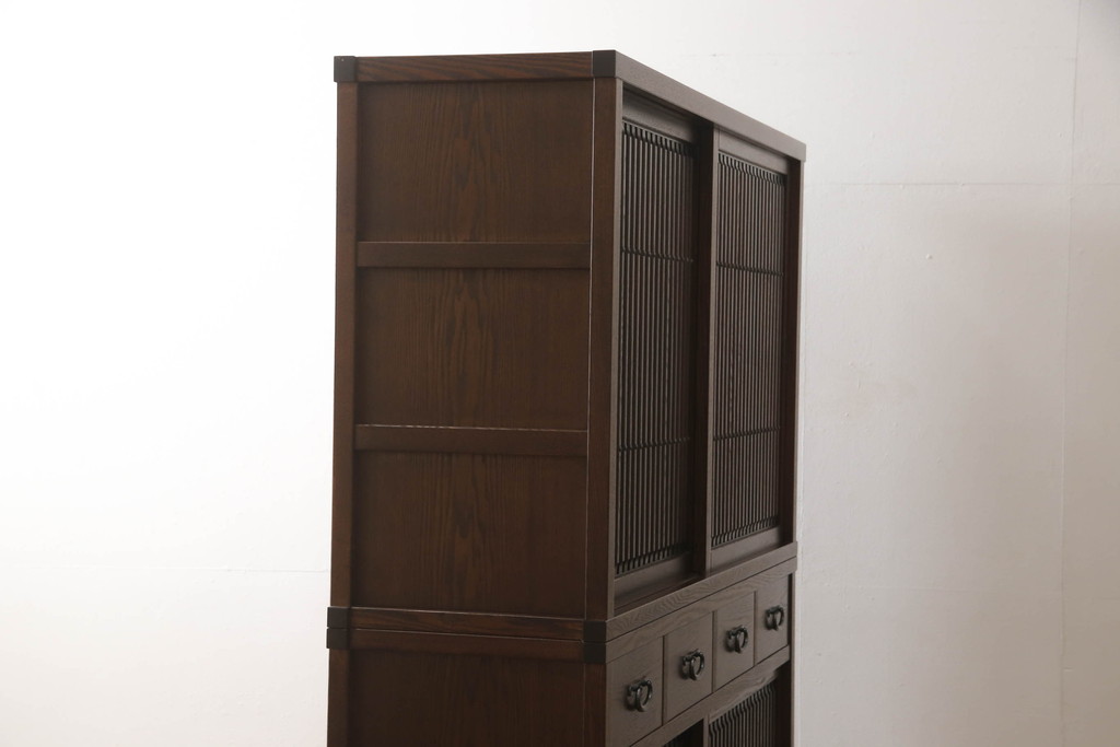 中古　美品　整然と並ぶ縦桟が和モダンな雰囲気を醸し出す水屋箪笥(収納棚、戸棚、食器棚、茶箪笥、茶棚、キャビネット)(R-066546)