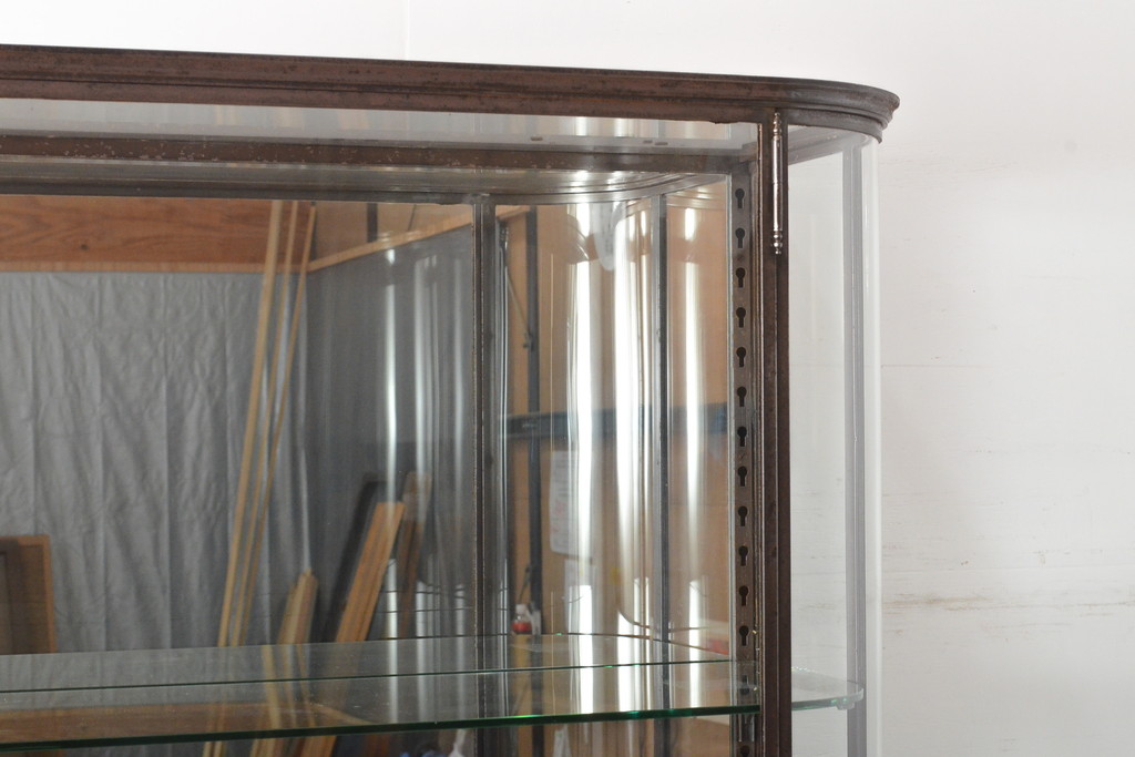 フランスアンティーク　激レアデザイン!　大人気のRガラスと真鍮枠が使われた縦型ガラスケース(ショーケース、収納棚、飾り棚、キャビネット、曲げガラス)(R-057053)
