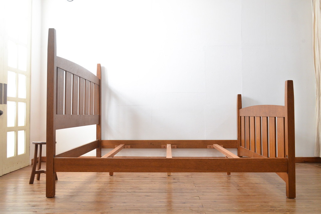 中古　美品　高級品　Stickley(スティックレー、スティックレイ)　キングサイズ!上品な象嵌入りのナラ材製ベッドフレーム(木製ベッド)(R-057100)