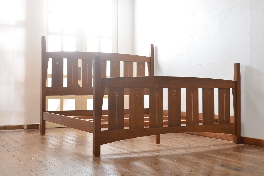 中古　美品　高級品　Stickley(スティックレー、スティックレイ)　キングサイズ!上品な象嵌入りのナラ材製ベッドフレーム(木製ベッド)(R-057100)