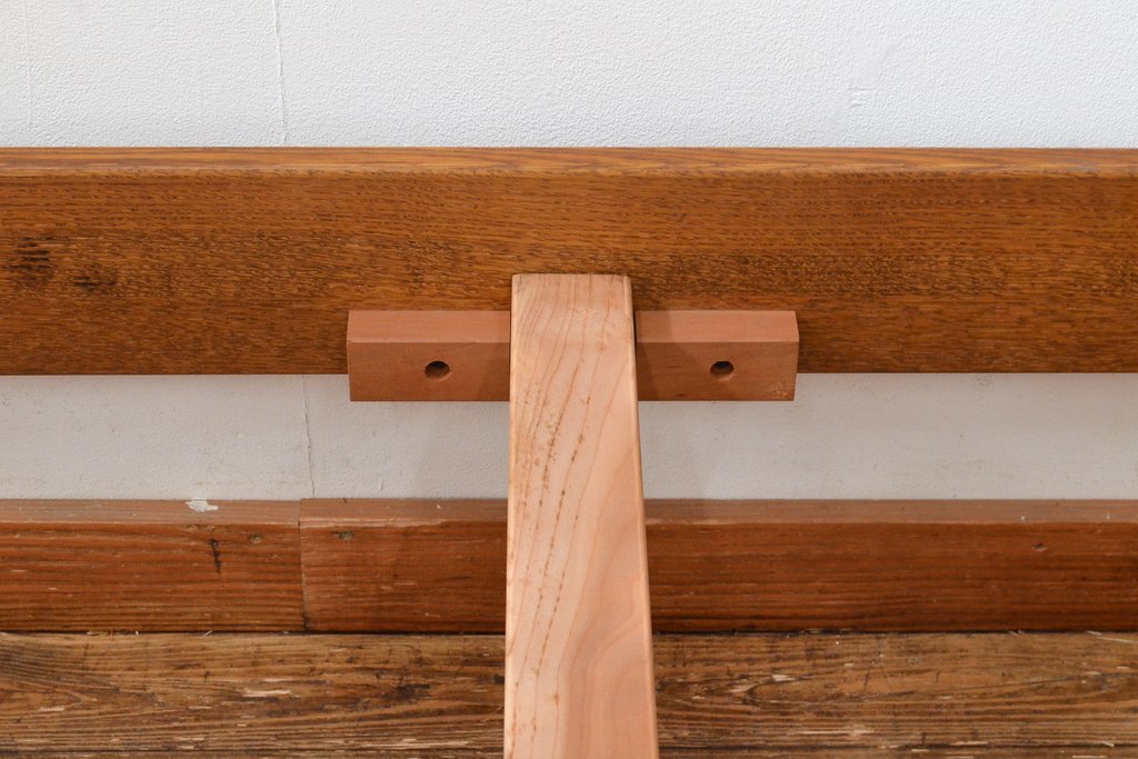 中古　美品　高級品　Stickley(スティックレー、スティックレイ)　キングサイズ!上品な象嵌入りのナラ材製ベッドフレーム(木製ベッド)(R-057100)