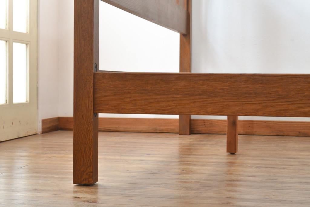 中古　美品　高級品　Stickley(スティックレー、スティックレイ)　キングサイズ!上品な象嵌入りのナラ材製ベッドフレーム(木製ベッド)(R-057100)