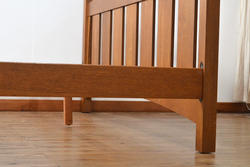 中古　美品　高級品　Stickley(スティックレー、スティックレイ)　キングサイズ!上品な象嵌入りのナラ材製ベッドフレーム(木製ベッド)(R-057100)