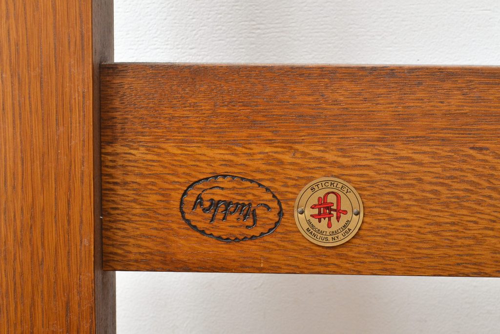 中古　美品　高級品　Stickley(スティックレー、スティックレイ)　キングサイズ!上品な象嵌入りのナラ材製ベッドフレーム(木製ベッド)(R-057100)