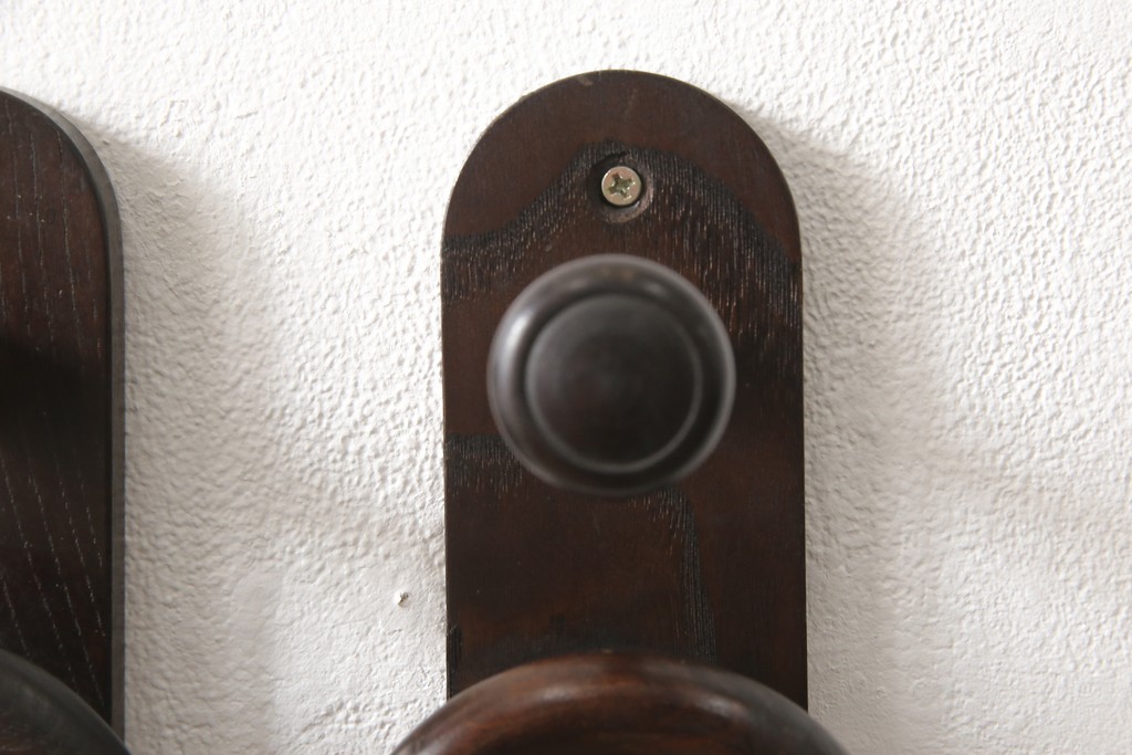 中古　レトロ雑貨　ダークな木肌が味わい深いウォールハンガー2個セット(壁用フック)(R-057012)