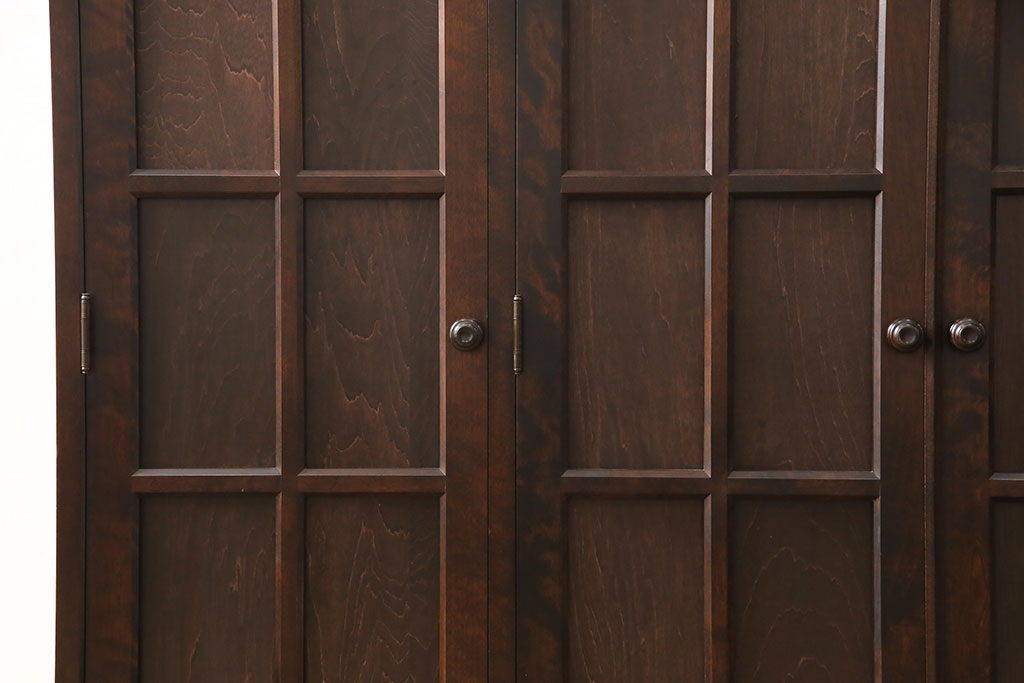 【セミオーダー家具実例】北海道民芸家具のサイドキャビネットを高品質リペアし、扉のガラスを木製板に交換しました。台輪を取り付けて重厚感のある上品な佇まいに。(収納棚、戸棚)