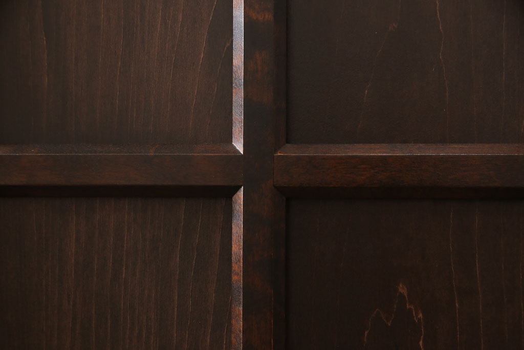 【セミオーダー家具実例】北海道民芸家具のサイドキャビネットを高品質リペアし、扉のガラスを木製板に交換しました。台輪を取り付けて重厚感のある上品な佇まいに。(収納棚、戸棚)
