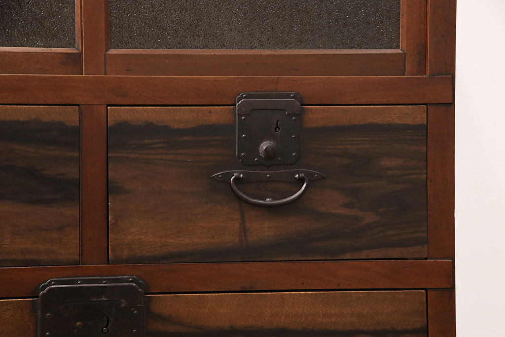 和製アンティーク　黒柿無垢材　立派な金具が目を引く収納棚(戸棚、キャビネット)(R-050813)