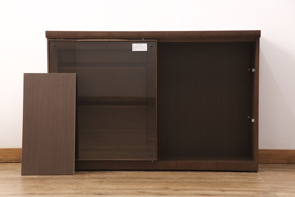 中古　美品　カリモク家具(karimoku)　幅広いインテリアに合わせやすいシンプルモダンな佇まいが魅力のサイドボード(キャビネット、チェスト、引き出し)(定価約16万円)(R-050831)