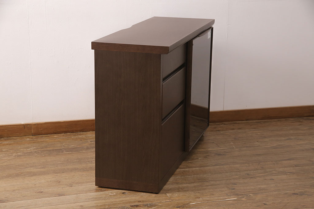 中古　美品　カリモク家具(karimoku)　幅広いインテリアに合わせやすいシンプルモダンな佇まいが魅力のサイドボード(キャビネット、チェスト、引き出し)(定価約16万円)(R-050831)