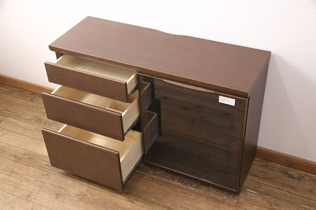 中古　美品　カリモク家具(karimoku)　幅広いインテリアに合わせやすいシンプルモダンな佇まいが魅力のサイドボード(キャビネット、チェスト、引き出し)(定価約16万円)(R-050831)