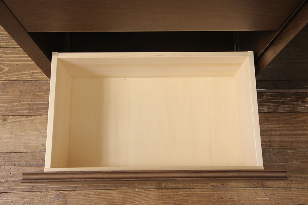 中古　美品　カリモク家具(karimoku)　幅広いインテリアに合わせやすいシンプルモダンな佇まいが魅力のサイドボード(キャビネット、チェスト、引き出し)(定価約16万円)(R-050831)