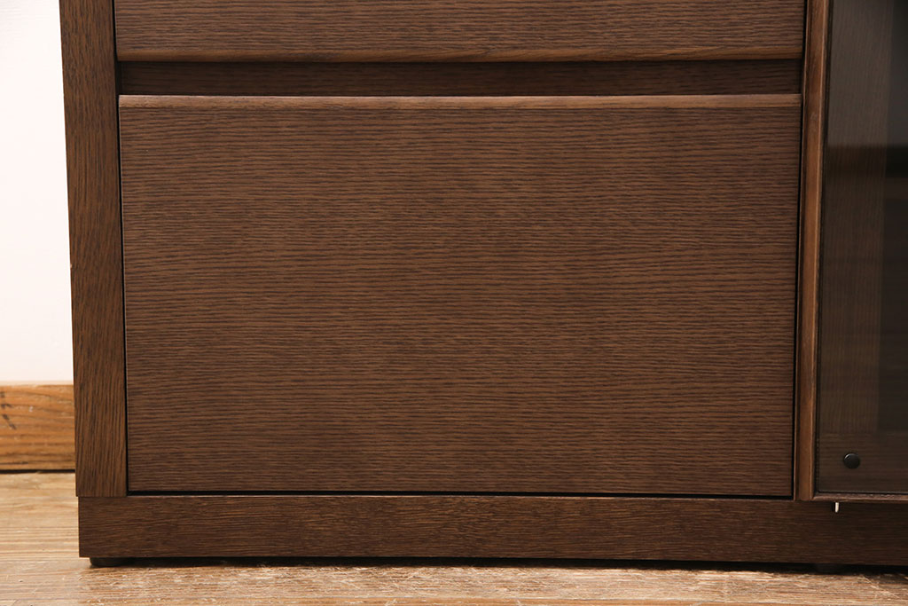 中古　美品　カリモク家具(karimoku)　幅広いインテリアに合わせやすいシンプルモダンな佇まいが魅力のサイドボード(キャビネット、チェスト、引き出し)(定価約16万円)(R-050831)