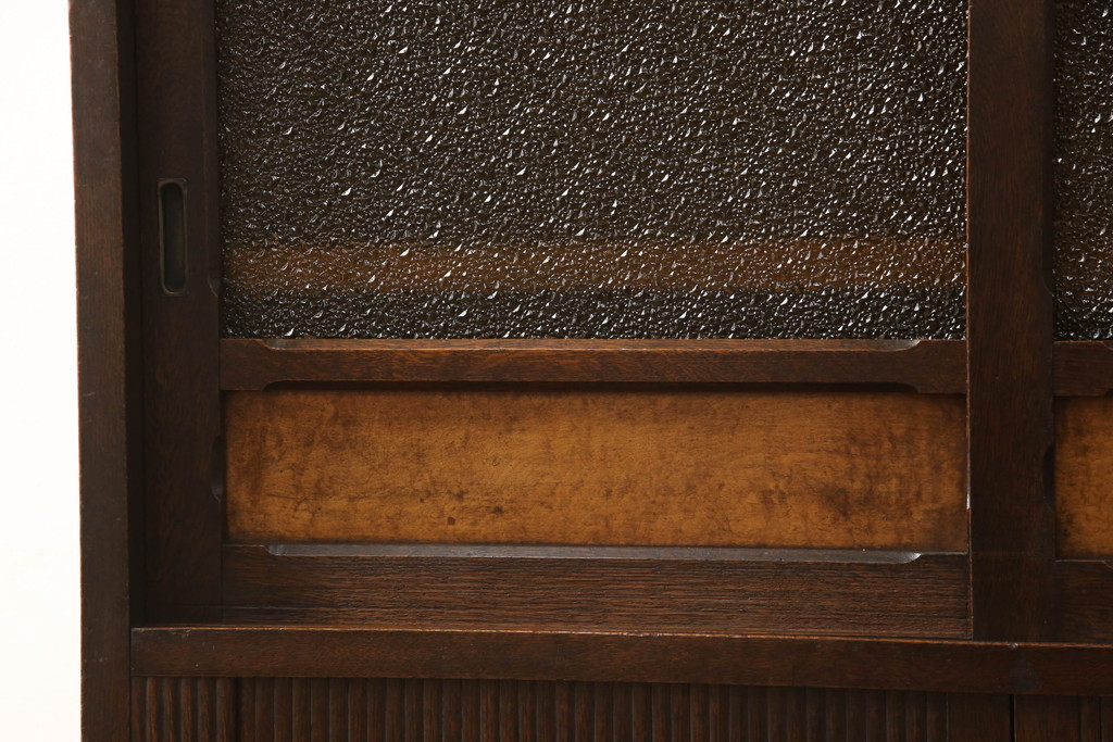和製アンティーク　上手物　ナラ材　色ガラス入り　シャッター(蛇腹)扉が珍しいレトロな収納棚(食器棚、茶棚、戸棚、引き出し)(R-061800)