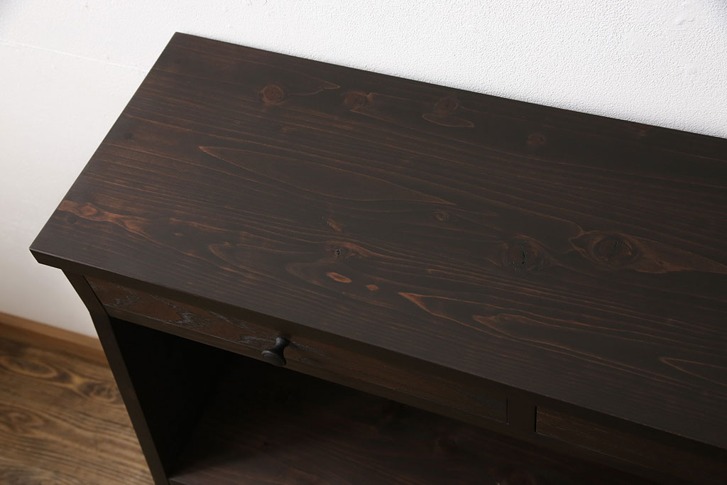 【オーダー家具実例】本棚をオーダーメイドで制作しました。引き出しが3杯ついた背の低いサイズで、大型の本もしっかり収納できる作り。濃いブラウンに着色し、レトロで味わい深い本棚に仕上がりました。(ブックシェルフ)
