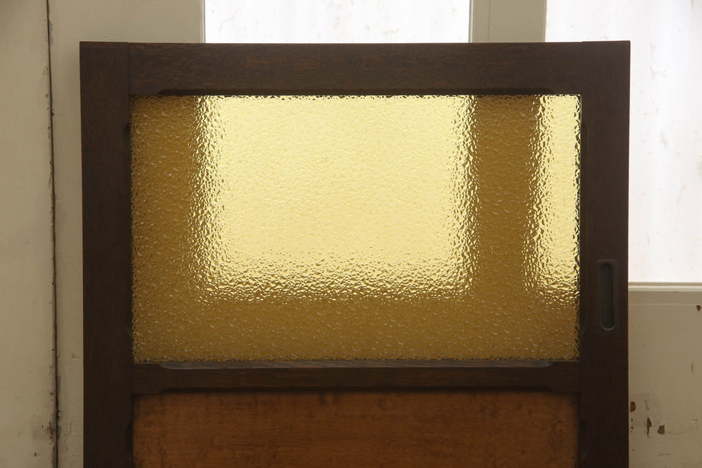 和製アンティーク　上手物　ナラ材　色ガラス入り　シャッター(蛇腹)扉が珍しいレトロな収納棚(食器棚、茶棚、戸棚、引き出し)(R-061800)