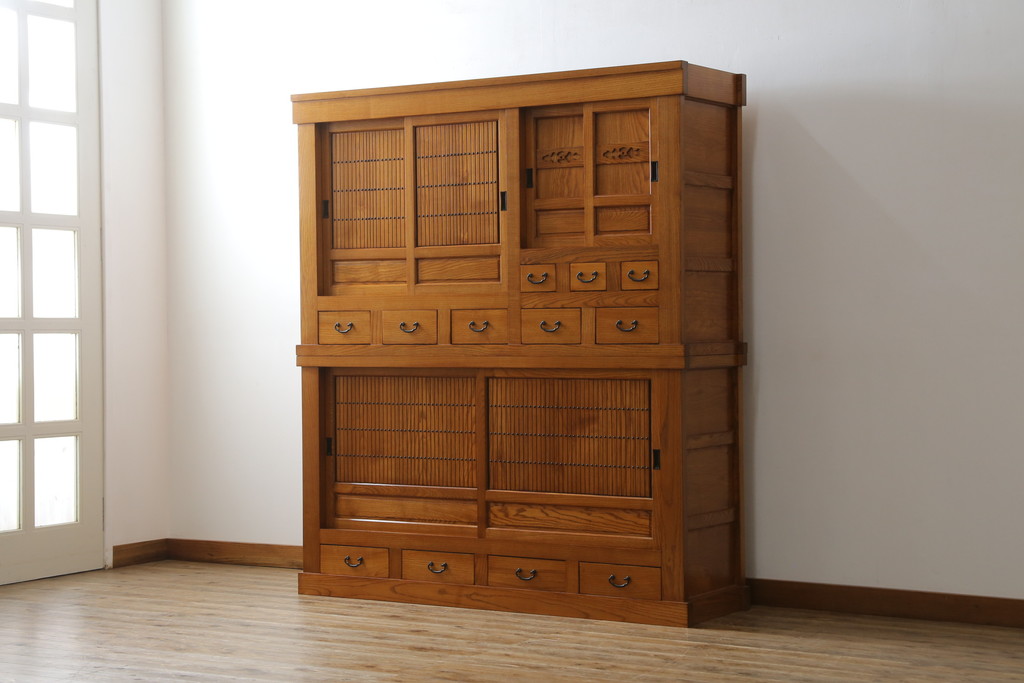 中古　美品　美しい木目と品のある佇まいが魅力の重ね水屋箪笥(収納箪笥、戸棚、収納棚、食器棚)(R-074143)