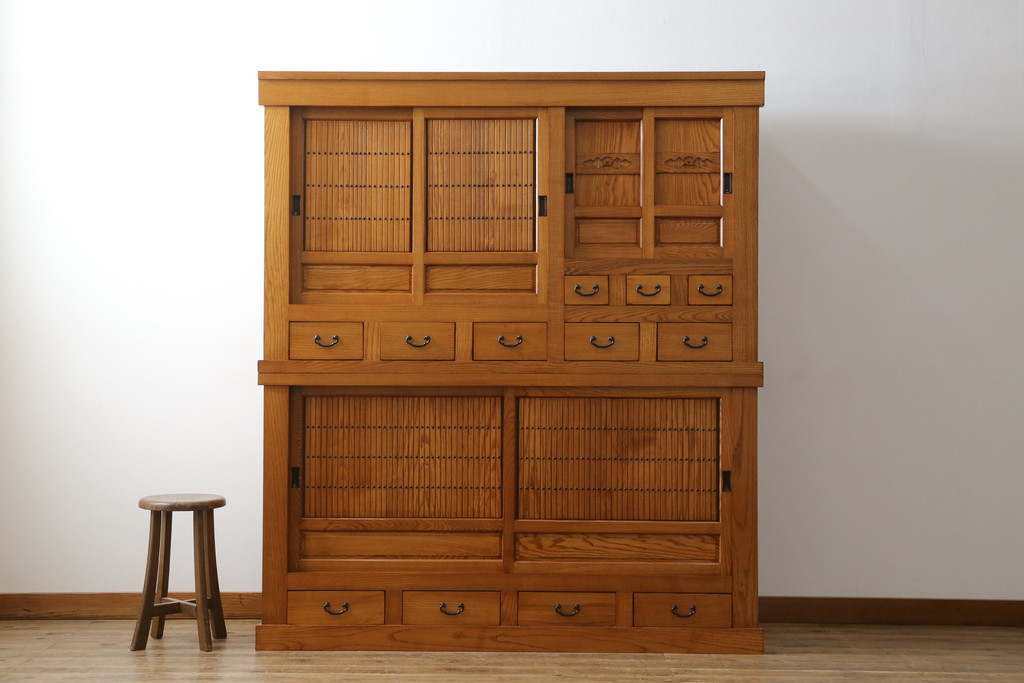 中古　美品　美しい木目と品のある佇まいが魅力の重ね水屋箪笥(収納箪笥、戸棚、収納棚、食器棚)(R-074143)
