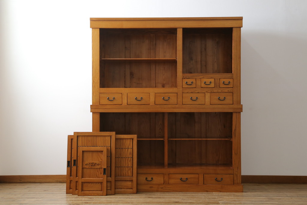 中古　美品　美しい木目と品のある佇まいが魅力の重ね水屋箪笥(収納箪笥、戸棚、収納棚、食器棚)(R-074143)