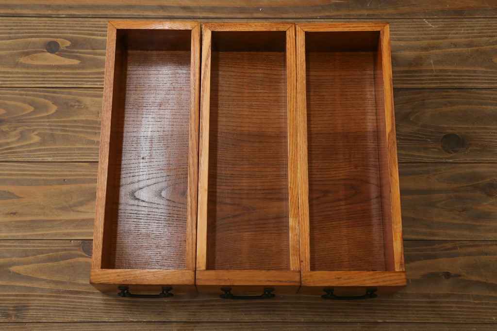 中古　美品　美しい木目と品のある佇まいが魅力の重ね水屋箪笥(収納箪笥、戸棚、収納棚、食器棚)(R-074143)