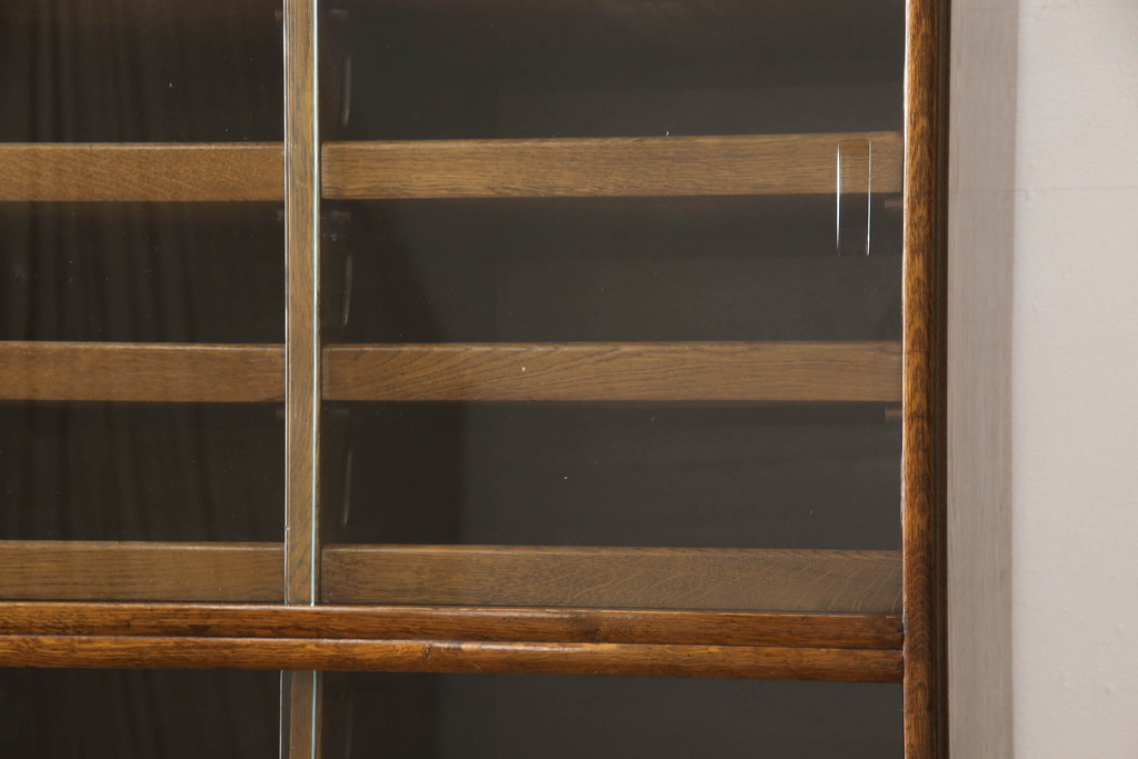 イギリスアンティーク　オーク材　レトロな佇まいが魅力の縦型シャツケース(ガラスケース、ショーケース、キャビネット、陳列棚、収納棚、戸棚、英国、店舗什器)(R-066566)