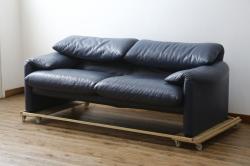 中古　美品　Cassina(カッシーナ)　MARALUNGA(マラルンガ) 　675　本革(レザー)　高級感ある佇まいが目を惹く2人掛けワイドソファ(二人掛け、2P、2.5人掛け、アームソファ)(定価約212万円)(R-081265)
