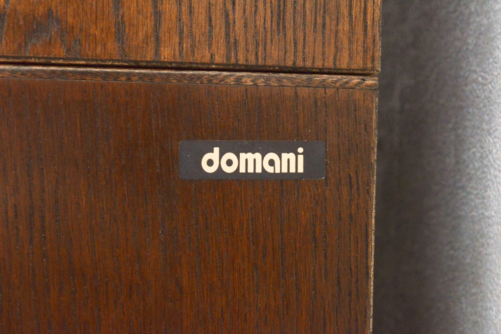 中古　カリモク　domani(ドマーニ)　Morganton(モーガントン)　モダンなデザインがステキなキャビネット(定価約43万円)(食器棚、飾り棚、本箱、収納棚)(R-057153)