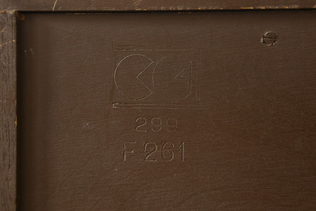 イギリスアンティーク　オーク材　扉に施された彫刻がかわいらしいクラシカルな薄型ブックケース(本棚、戸棚、収納棚、飾り棚、キャビネット)(R-059511)