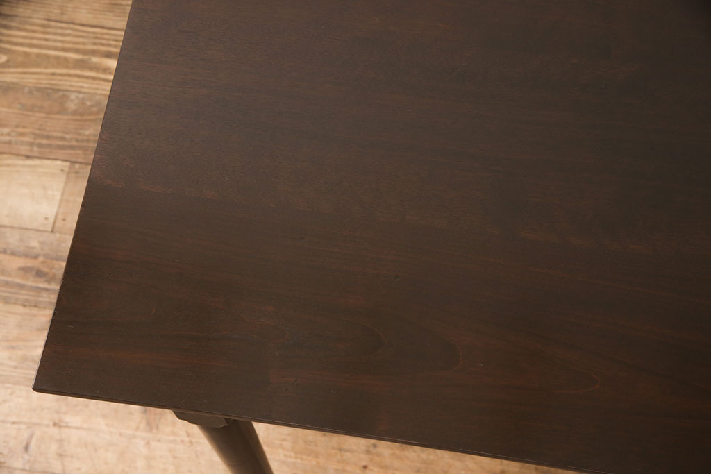 【加工実例】松本民芸家具のダイニングテーブルをリサイズしました。奥行を両端からカットして、丸みのあるフォルムを再現。カットした部分も色合わせして、違和感のない自然な姿に仕上げました。(作業台)