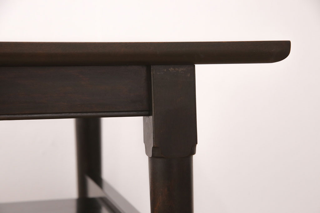 【加工実例】松本民芸家具のダイニングテーブルをリサイズしました。奥行を両端からカットして、丸みのあるフォルムを再現。カットした部分も色合わせして、違和感のない自然な姿に仕上げました。(作業台)