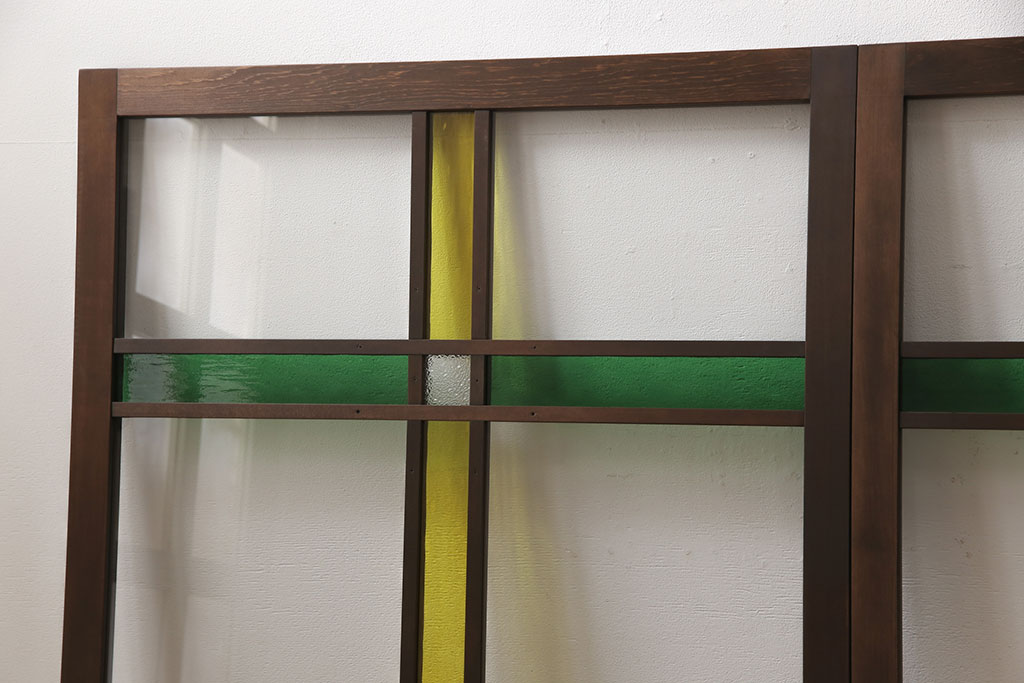 【オーダー家具実例】ガラス窓3枚をオーダーメイドで制作しました。十字型の桟を入れ、色ガラスやダイヤガラスなど、お好みのガラスを取り付け。大正ロマン風のレトロな窓に仕上げました。(建具、ガラス戸)
