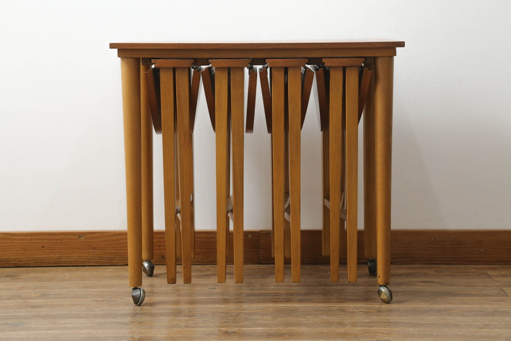 イギリスヴィンテージ　激レア品!4脚のスツールが格納できるチーク材製のネストテーブル(サイドテーブル、カフェテーブル、スツール、ビンテージ)(R-050115)