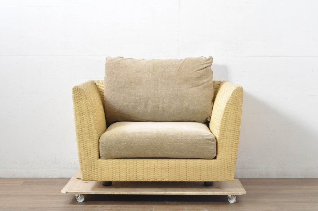 中古　美品　arflex(アルフレックス)　A・SOFA (エー・ソファ) HOLIDAYS(ホリデイズ)　本革(レザー)　水牛革を編み込んだ涼しげなデザインがおしゃれな一人掛けソファ(アームソファ、ラウンジソファ、1人掛け、1P)(定価約26万円)(R-080323)