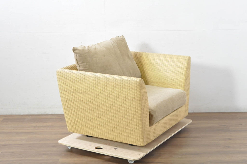 中古　美品　arflex(アルフレックス)　A・SOFA (エー・ソファ) HOLIDAYS(ホリデイズ)　本革(レザー)　水牛革を編み込んだ涼しげなデザインがおしゃれな一人掛けソファ(アームソファ、ラウンジソファ、1人掛け、1P)(定価約26万円)(R-080323)