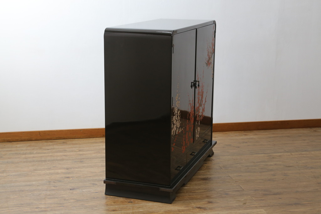 中古　香川漆器　蒔絵入り　黒漆塗り　梅の花の図柄がお部屋を華やかに彩る桐箪笥(桐たんす、着物箪笥、衣装箪笥、収納箪笥、引き出し)(定価推定約150万円)(R-077371)