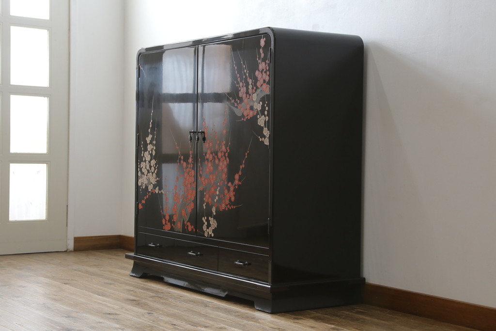 中古　香川漆器　蒔絵入り　黒漆塗り　梅の花の図柄がお部屋を華やかに彩る桐箪笥(桐たんす、着物箪笥、衣装箪笥、収納箪笥、引き出し)(定価推定約150万円)(R-077371)