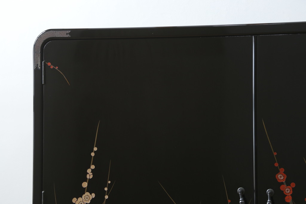 中古　香川漆器　蒔絵入り　黒漆塗り　梅の花の図柄がお部屋を華やかに彩る桐箪笥(桐たんす、着物箪笥、衣装箪笥、収納箪笥、引き出し)(定価推定約150万円)(R-077371)