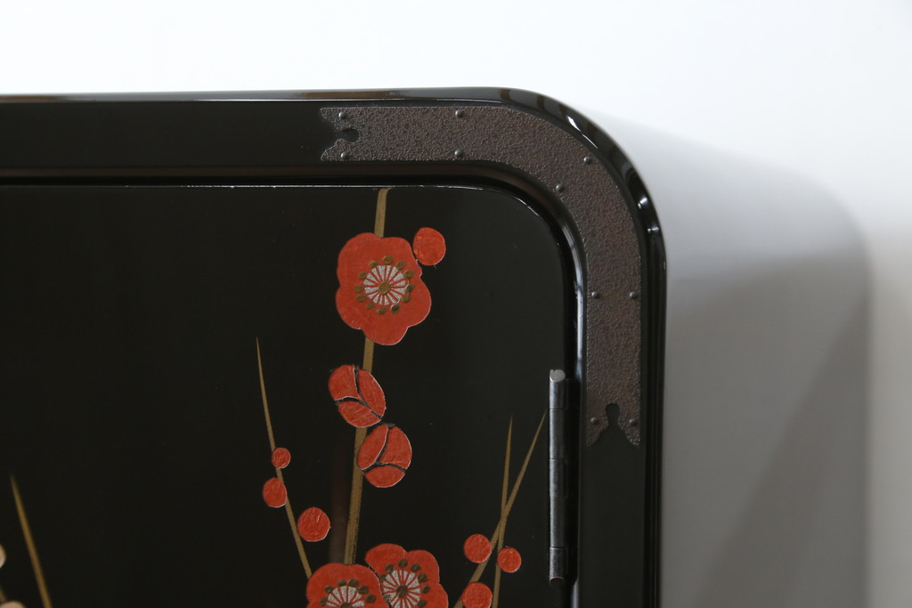 中古　香川漆器　蒔絵入り　黒漆塗り　梅の花の図柄がお部屋を華やかに彩る桐箪笥(桐たんす、着物箪笥、衣装箪笥、収納箪笥、引き出し)(定価推定約150万円)(R-077371)