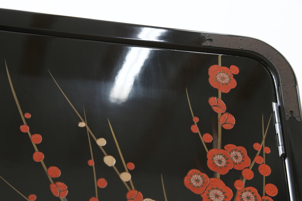中古　香川漆器　蒔絵入り　黒漆塗り　梅の花の図柄がお部屋を華やかに彩る桐箪笥(桐たんす、着物箪笥、衣装箪笥、収納箪笥、引き出し)(定価推定約150万円)(R-077371)