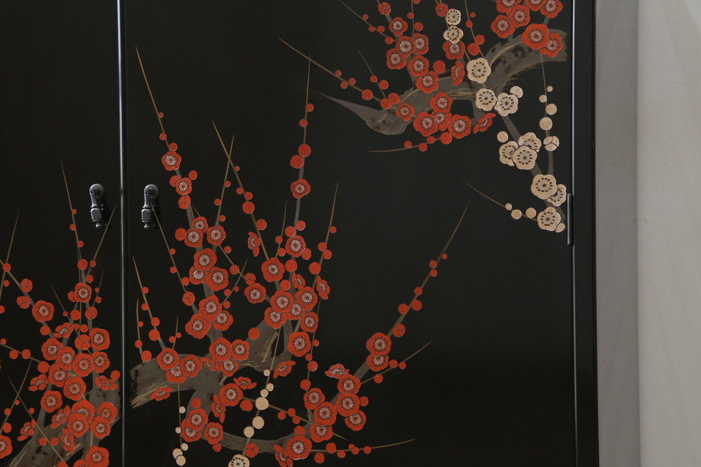 中古　香川漆器　蒔絵入り　黒漆塗り　梅の花の図柄がお部屋を華やかに彩る桐箪笥(桐たんす、着物箪笥、衣装箪笥、収納箪笥、引き出し)(定価推定約150万円)(R-077371)