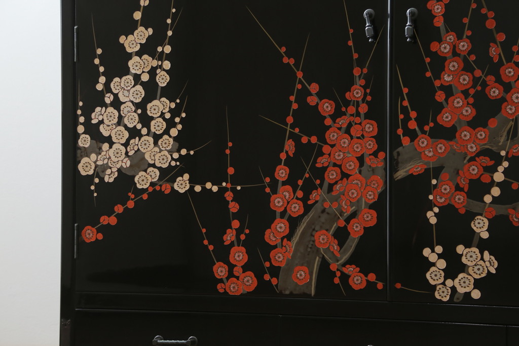 中古　香川漆器　蒔絵入り　黒漆塗り　梅の花の図柄がお部屋を華やかに彩る桐箪笥(桐たんす、着物箪笥、衣装箪笥、収納箪笥、引き出し)(定価推定約150万円)(R-077371)