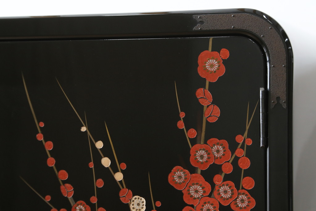 中古　香川漆器　蒔絵入り　黒漆塗り　梅の花の図柄がお部屋を華やかに彩る桐箪笥(桐たんす、着物箪笥、衣装箪笥、収納箪笥、引き出し)(定価推定約150万円)(R-077371)