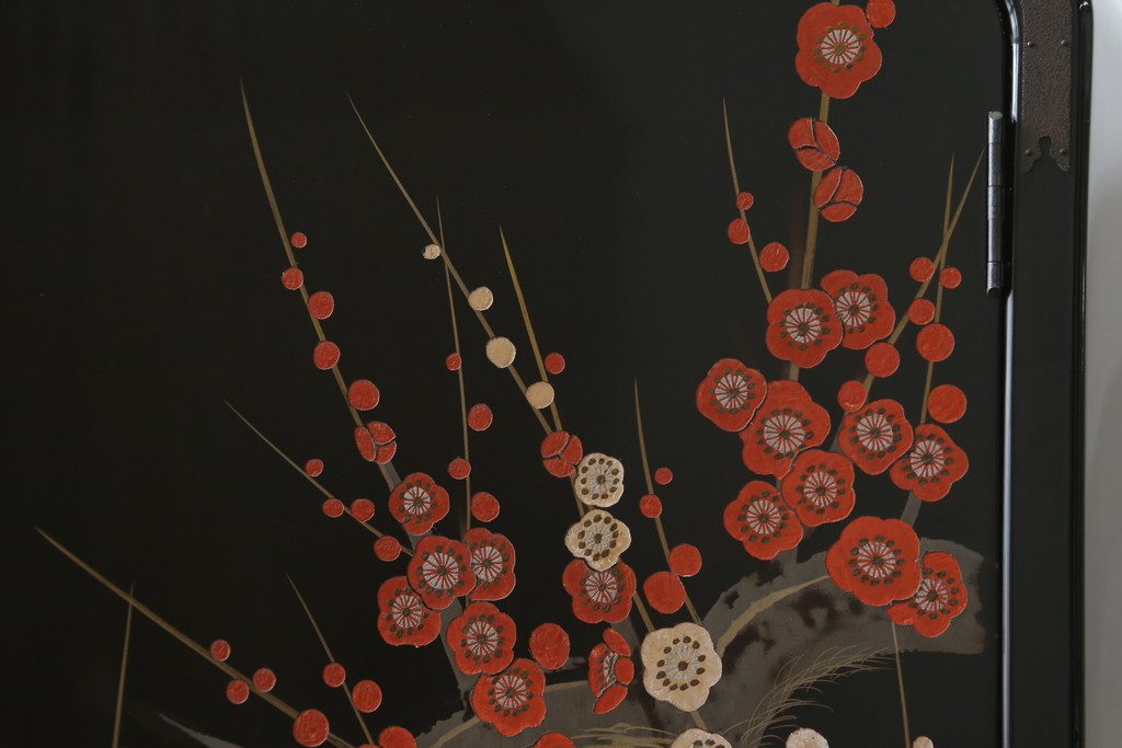中古　香川漆器　蒔絵入り　黒漆塗り　梅の花の図柄がお部屋を華やかに彩る桐箪笥(桐たんす、着物箪笥、衣装箪笥、収納箪笥、引き出し)(定価推定約150万円)(R-077371)