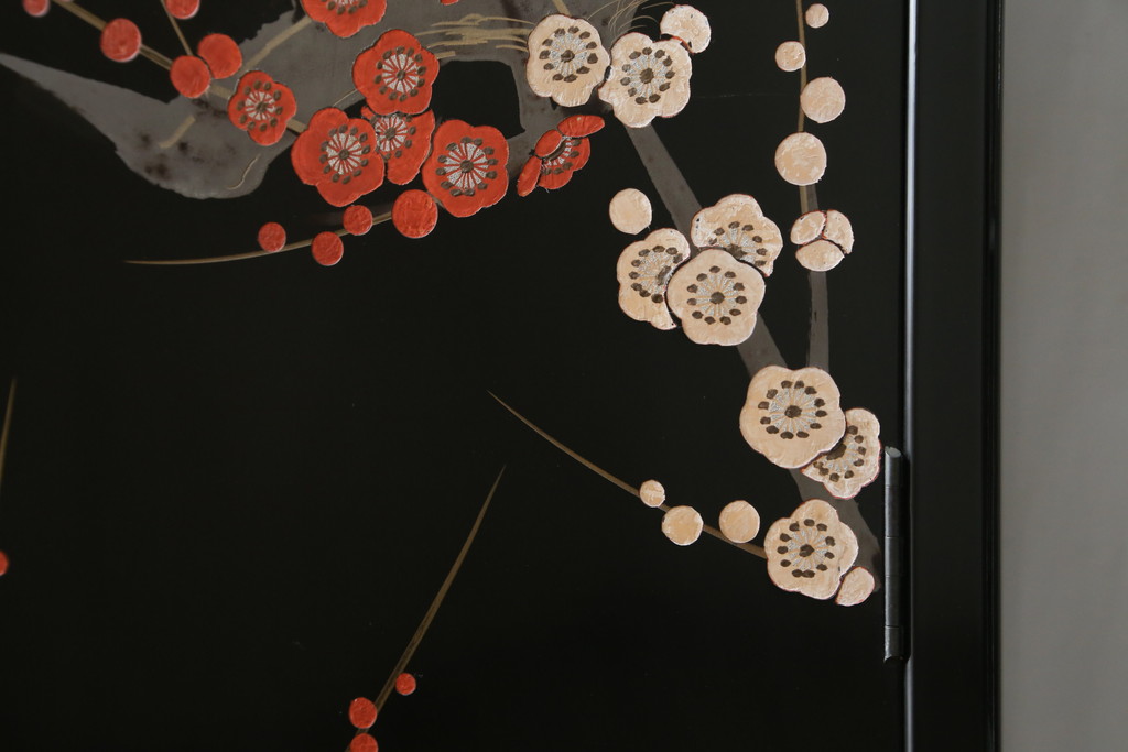 中古　香川漆器　蒔絵入り　黒漆塗り　梅の花の図柄がお部屋を華やかに彩る桐箪笥(桐たんす、着物箪笥、衣装箪笥、収納箪笥、引き出し)(定価推定約150万円)(R-077371)
